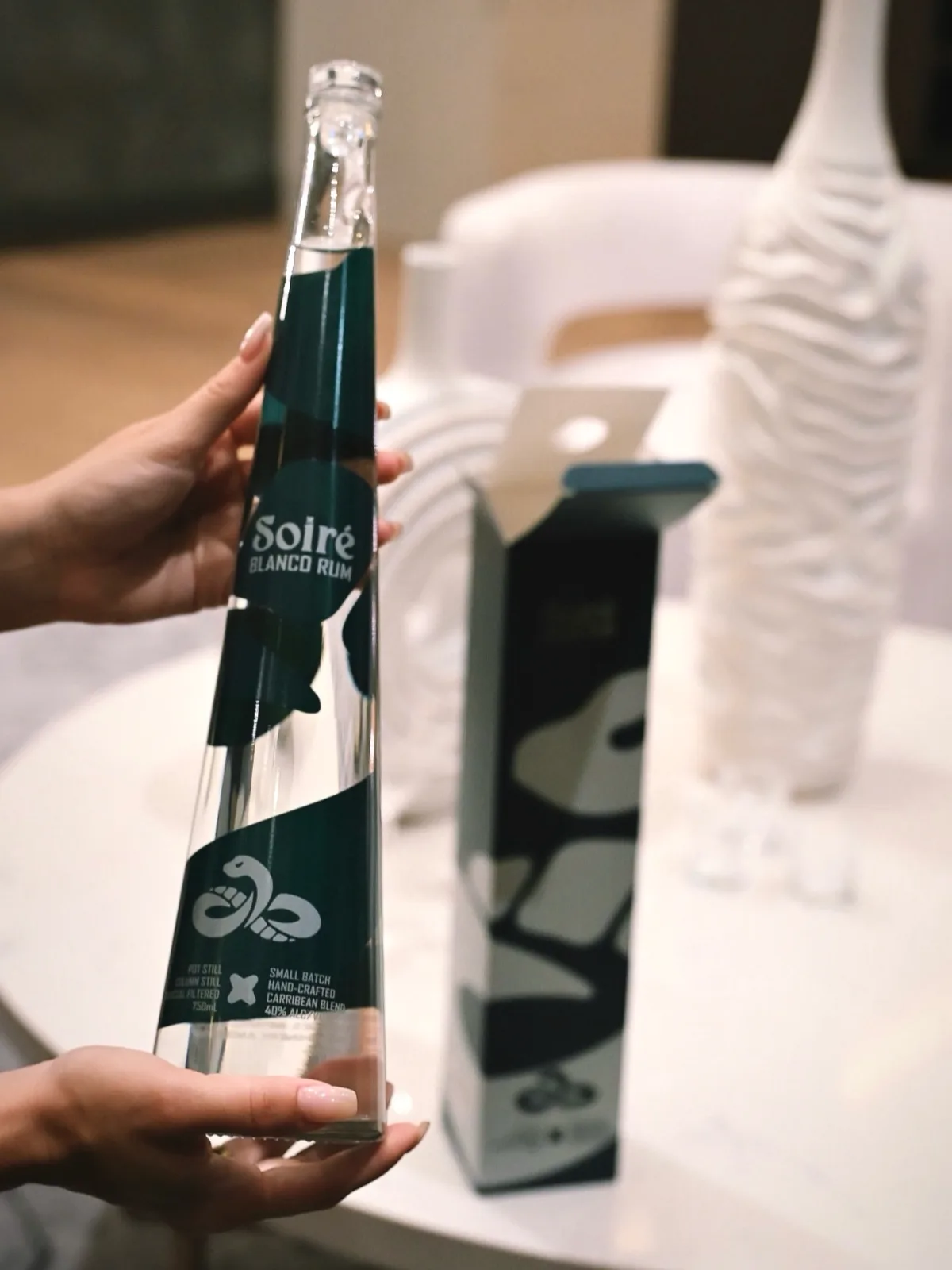 SOIRÉ Blanco bottle held beside its presentation box